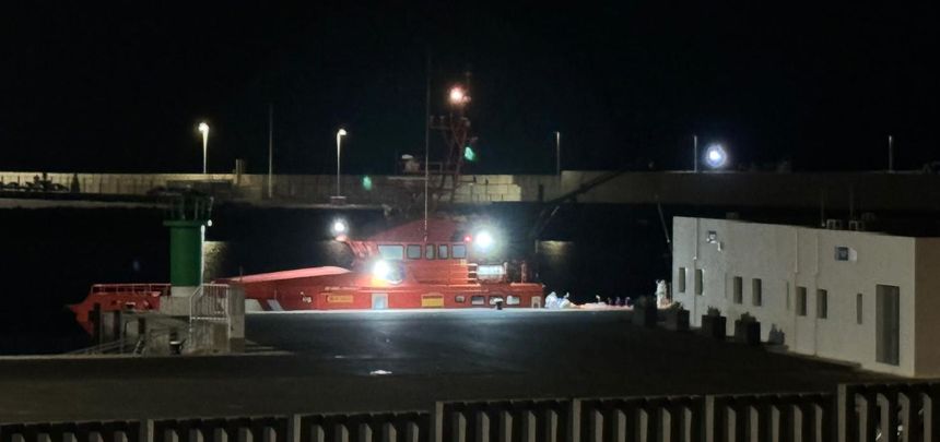 Imagen de la embarcación de Salvamento Marítimo a su llegada a Puerto Naos