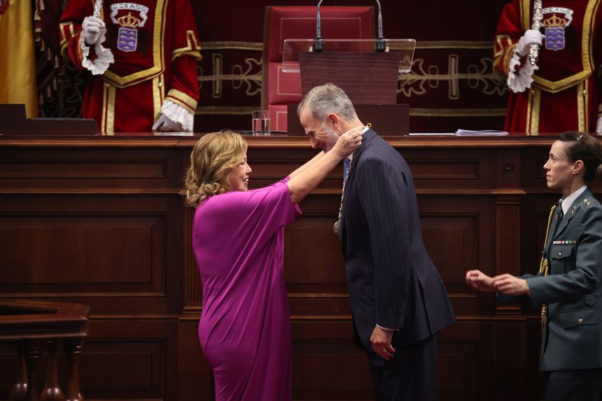 Momento de entrega de la Medalla.