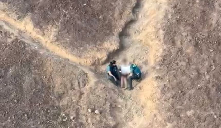 Los agentes hablando con la mujer que pretendía acabar con su vida.