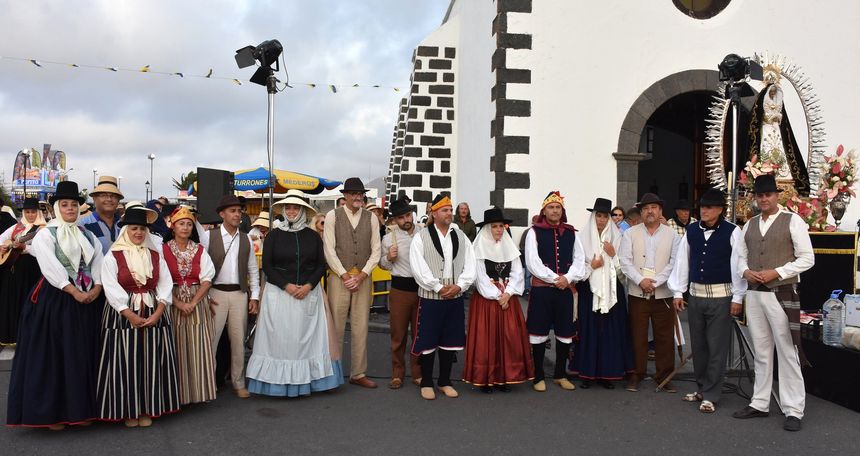 Políticos de Lanzarote escoltados por la Virgen de Dolores