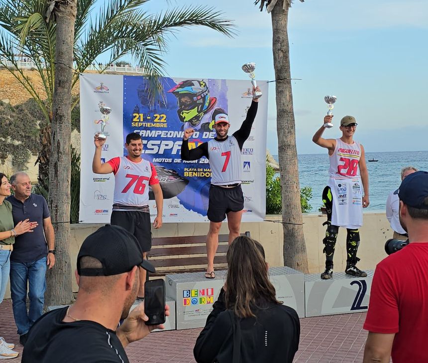 El joven campeón lanzaroteño en el tercer escalón del podio en la otra categoría en la que compite