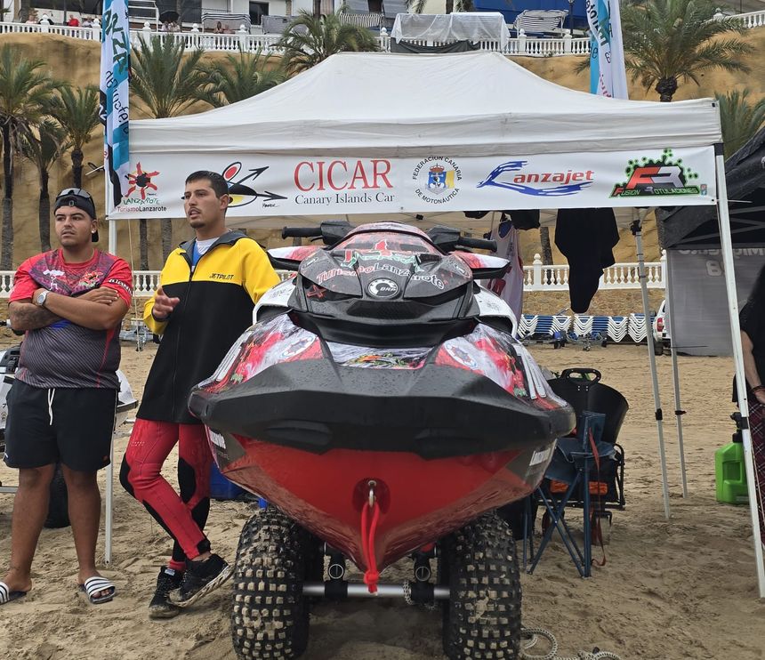 El piloto y su equipo, muy satisfechos después del buen fin de semana
