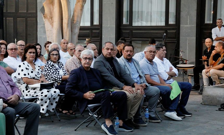 El consejero de Deportes acudió al evento y se sentó al lado de los organizadores.