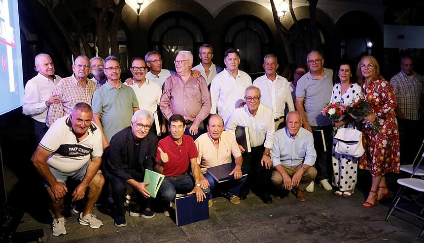Al final del acto se tomaron la foto como si todavía fueran la plantilla del club rojillo.