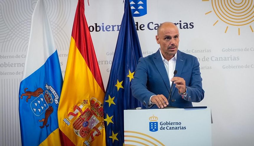 Alfonso Cabello tras la reunión del Consejo de Gobierno atendiendo a los medios