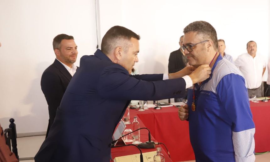 El presidente del Cabildo, Oswaldo Betancort, con Armando Santana en el pleno celebrado en La Graciosa.