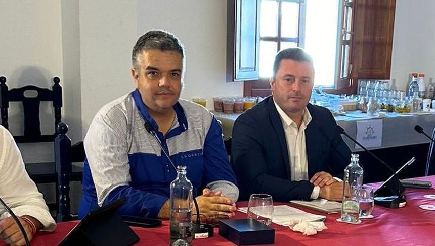 Armando Santana junto a su compañero Óscar Noda en el Grupo Mixto este jueves antes de tomar posesión.