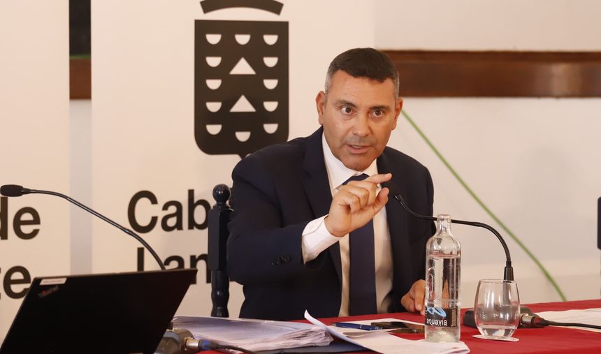 Oswaldo Betancort este jueves durante el pleno celebrado en La Graciosa