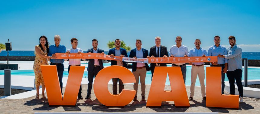 Imagen de la presentación de la prueba con las principales autoridades de la Isla en materia de deportes en el acto