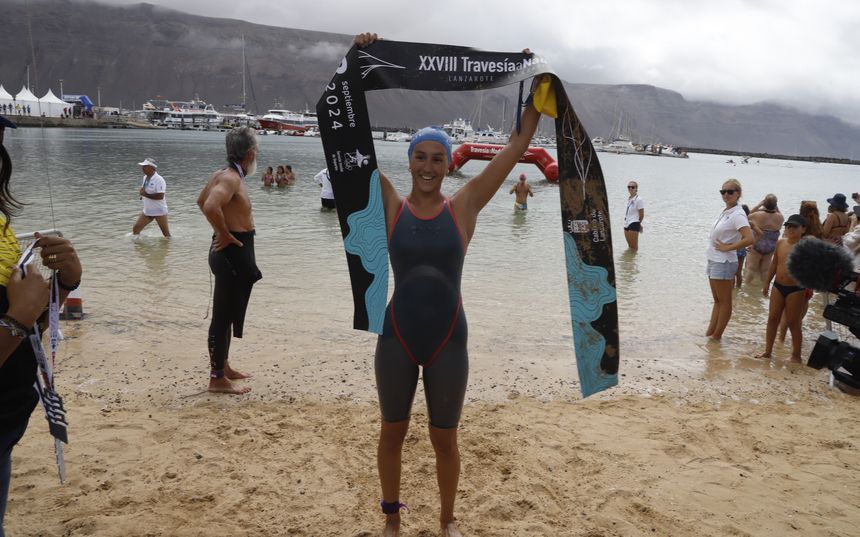 La ganadora en la categoría femenina al entrar en la meta