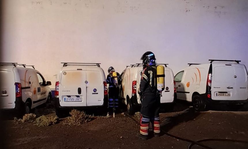 Bomberos en el servicio de la calle Tenderete.