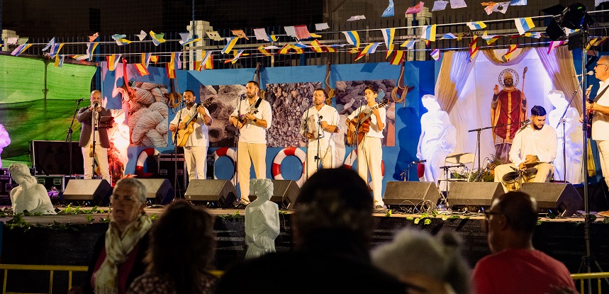 Actuación durante las fiestas de Tinasoria.