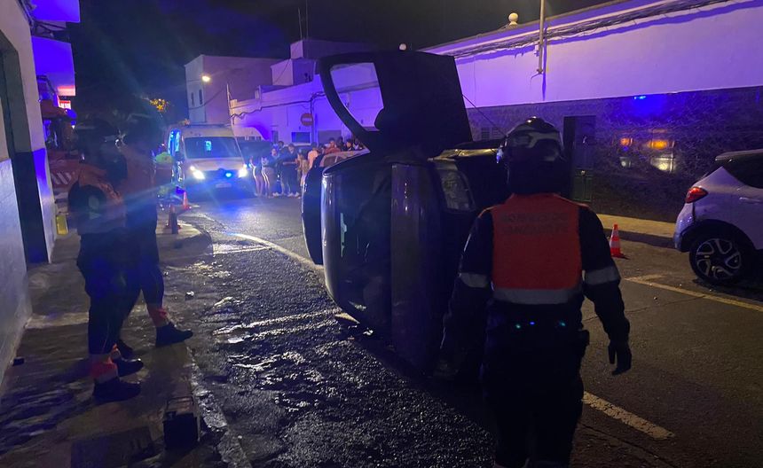 Muchos vecinos acudieron al lugar del accidente mientras los bomberos trataban de recuperar la normalidad en la zona