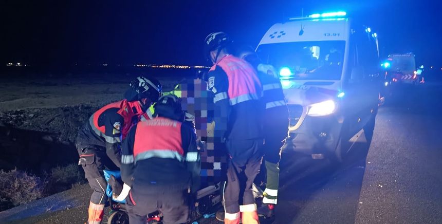 Los bomberos atendiendo al accidentado.