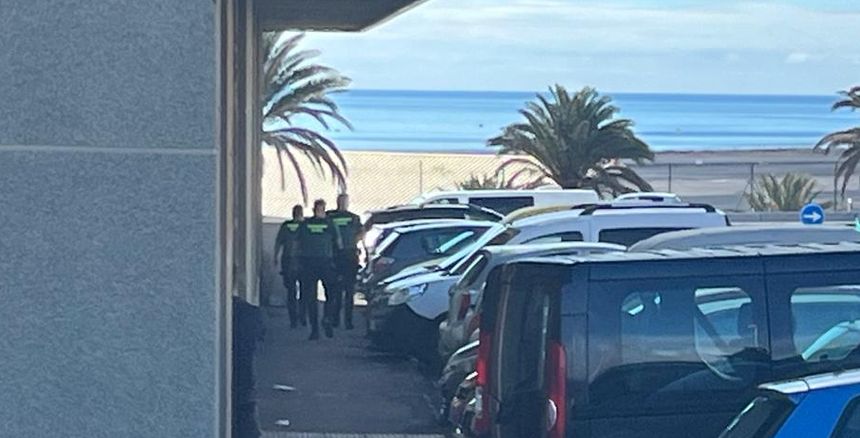 Los agentes de la Guardia Civil saliendo del local.