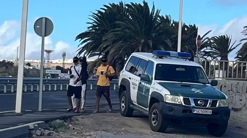 Imagen de tres de los cuatro inmigrantes una vez que fueron desalojados del local.