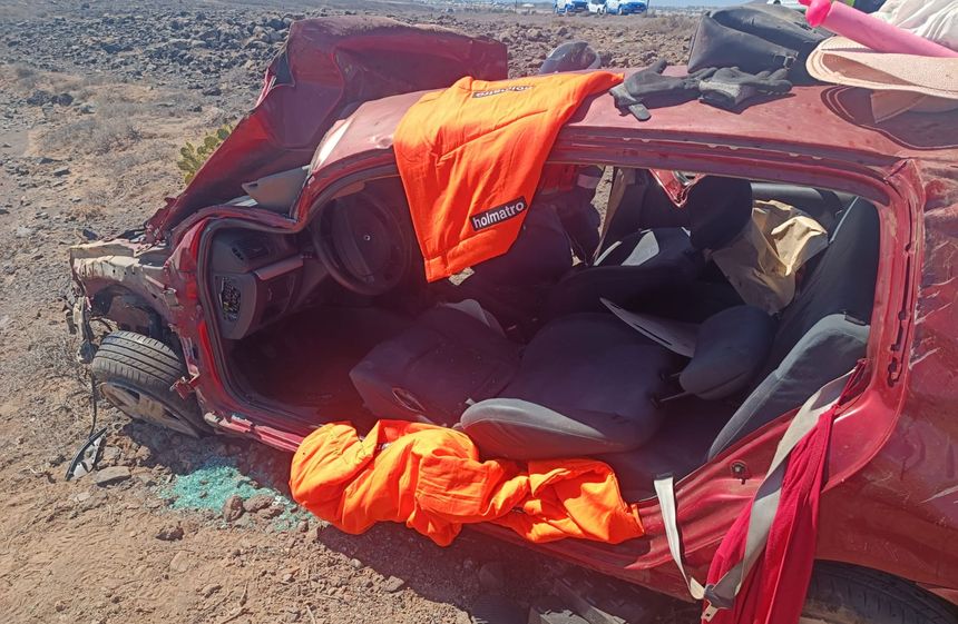 Los bomberos tuvieron que actuar muy rápido para sacar al conductor del coche, que quedó totalmente destrozado