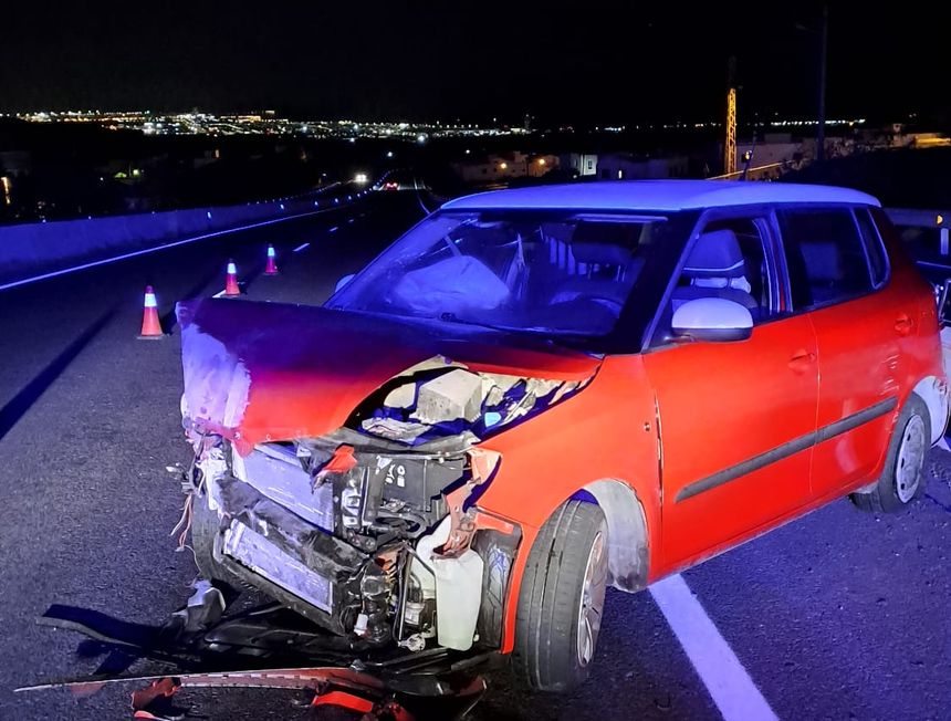 Así quedó el vehículo que volcó en Tías tras el fuerte impacto