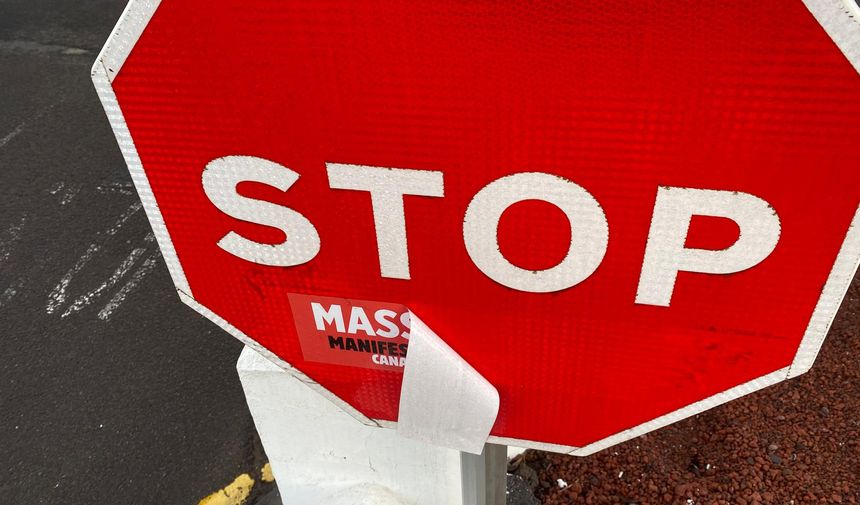 Una pegatina medio arrancada de las muchas que se han colocado en las señales de Stop de la Isla