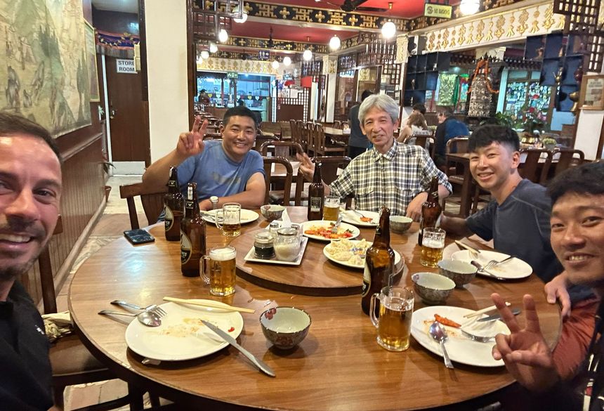 El ex senador disfrutando de uno de los pocos momentos de lujo que tuvieron antes de iniciar la aventura.