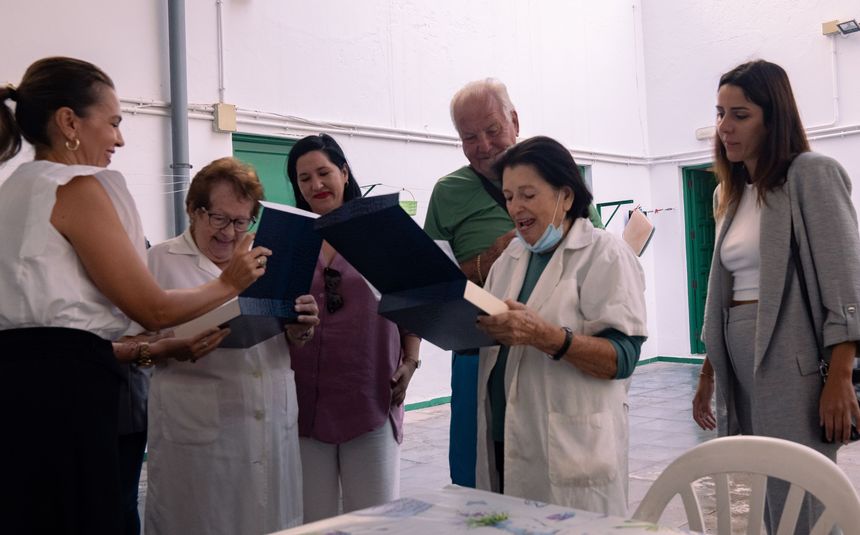 Las concejales Maite Corujo y Abigail González durante el reconocimiento