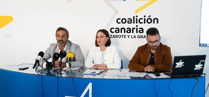 Pedro San Ginés, Migdalia Machín y Echedey Eugenio durante la rueda de prensa por el caso Sosa.