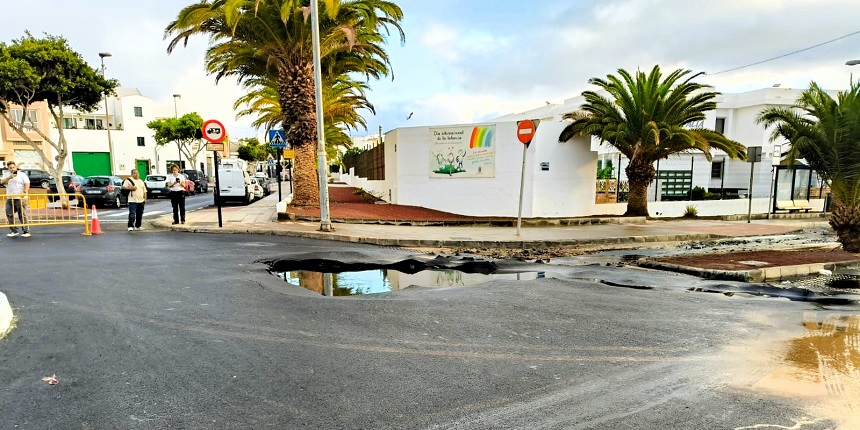 La rotura de la red de saneamiento de Canal Gestión provoca hundimiendo en la calle Tajaraste, en el barrio de Argana