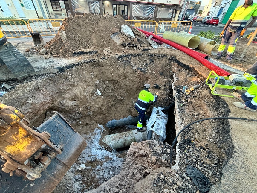 La rotura de la red de saneamiento de Canal Gestión provoca hundimiendo en la calle Tajaraste, en el barrio de Argana. Operarios de la empresa destinados por Canal Gestión a la reparación