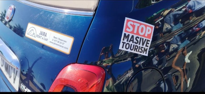 Algunos manifestantes colocaron pegatinas a su paso en los coches de alquiler de la zona