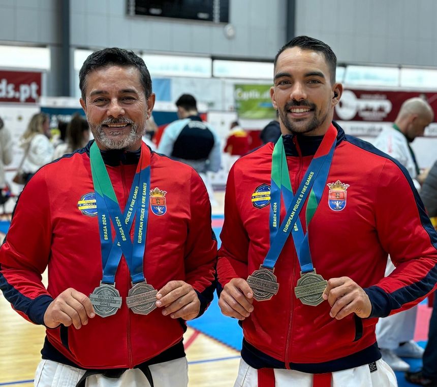 Los policías lanzaroteños muestran las medallas logradas.
