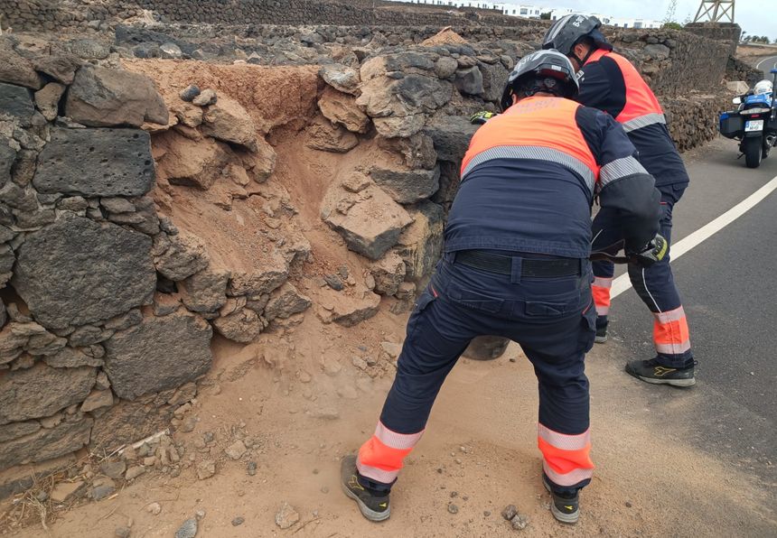 Los bomberos empleándose a fondo para recuperar la zona.