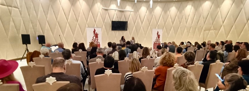 El auditorio se llenó para asistir a la presentación del libro.