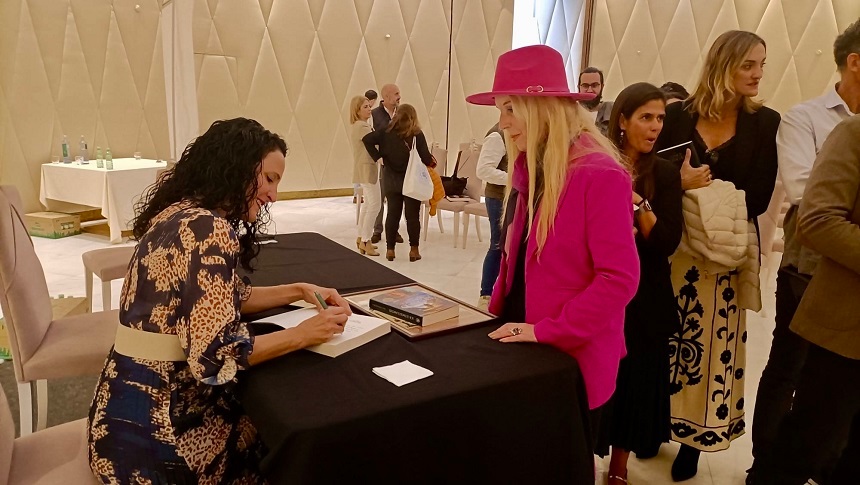Ana García firmando alguno de los ejemplares.