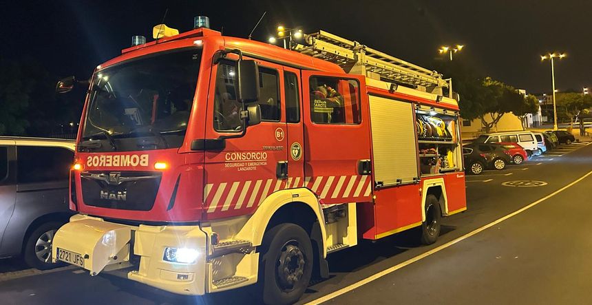 Camión de bomberos desplazado a atender la llamada por la explosión de una batería.