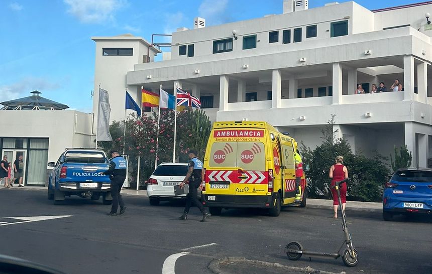 La gente del hotel se asomó para ver lo que estaba sucediendo