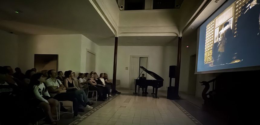 Proyección del film El Maquinista de la General acompañado por la música del pianista Alexis Alonso