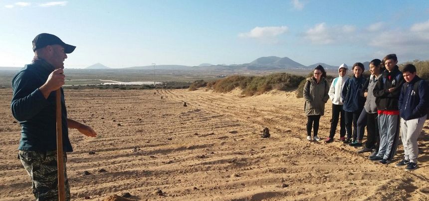 Gustavo Rodríguez enseñando el trabajo del campo a los más jóvenes.