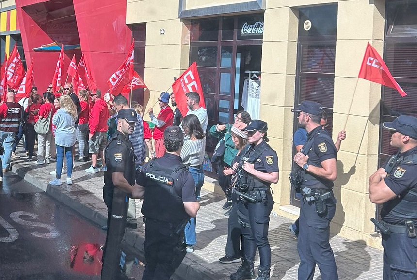 Policía Nacional supervisando la protesta.