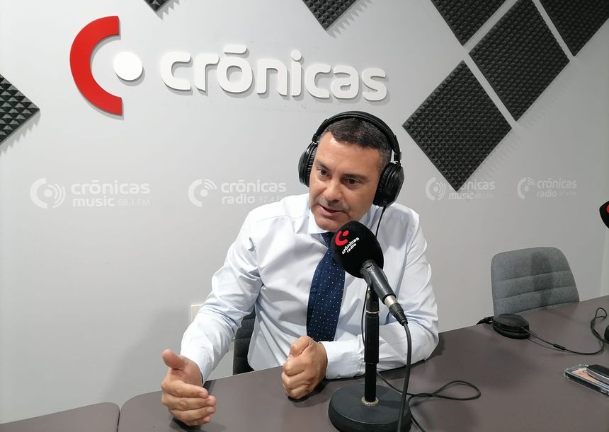 Oswaldo Betancort en el estudio de Crónicas Radio