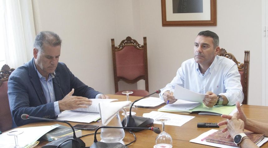 Domingo Cejas y Oswaldo Betancort este lunes durante la reunión
