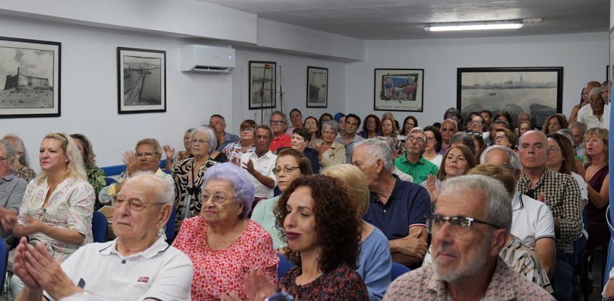 El salón se llenó para acudir al emotivo acto.