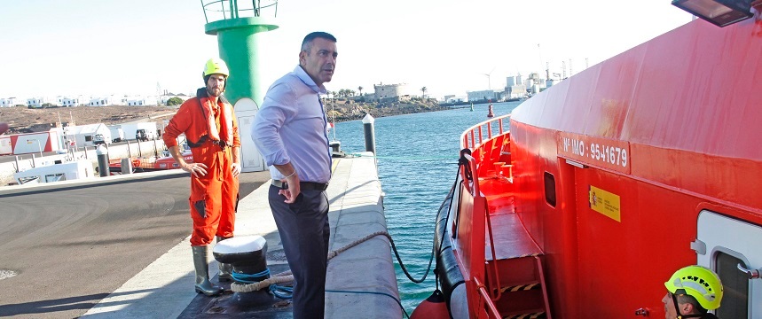 Oswaldo Betancort junto al barco de salvamento marítimo en su visita al muelle de los Mármoles.
