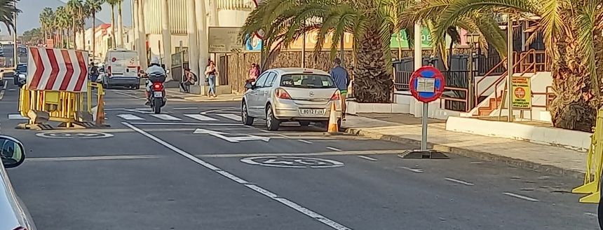 Los comerciantes se quejan de que en días como este jueves no aparezca nadie a trabajar para cumplir el nuevo plazo.