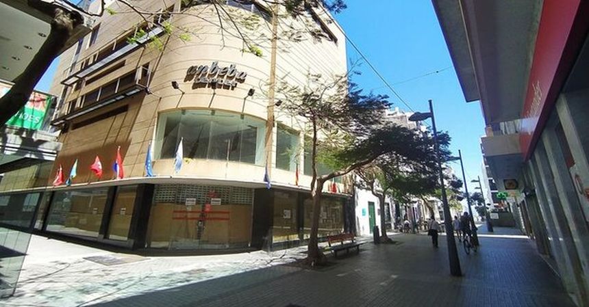 Imagen de la Calle Real con varios negocios cerrados por falta de dinamización de la zona