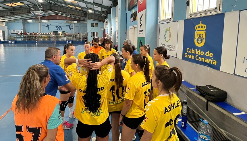 El entrenador haciendo ajustes con las jugadoras.