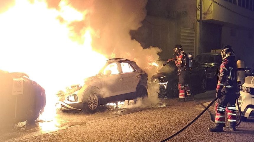 Imagen de la actuación que tuvieron que realizar los bomberos en uno de los vehículos que se supone que quemó el detenido.