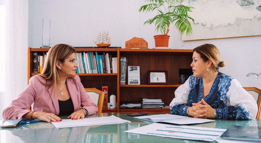 María Jesús Tovar con Astrid Pérez en su etapa como concejal de Arrecife.