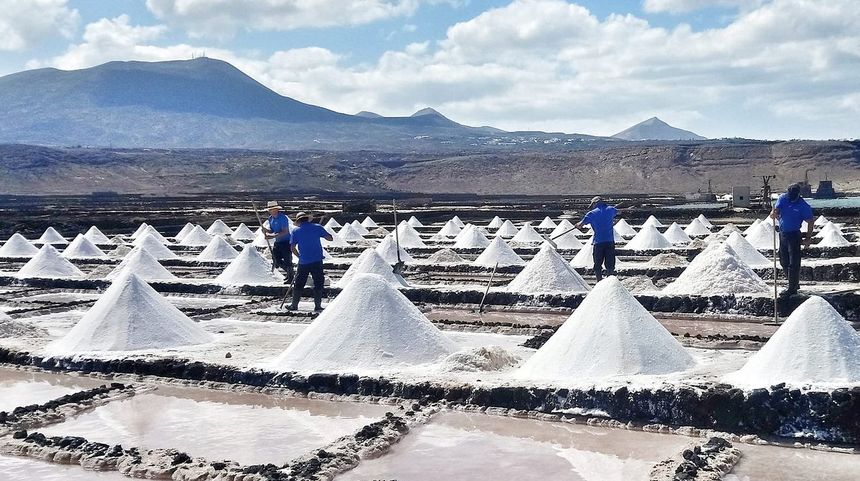 Imagen de las Salinas de Janubio en plena actividad.
