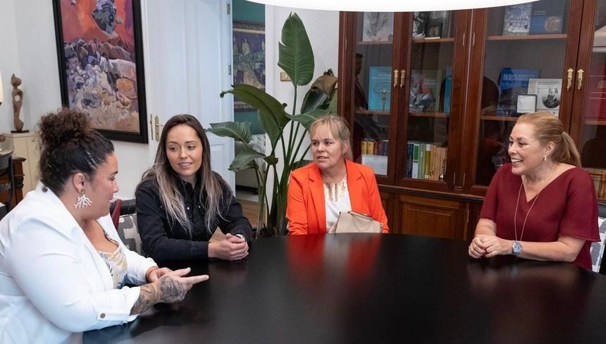 La presidenta del Parlamento de Canarias, Astrid Pérez, reunida con algunas de las participantes de las jornadas.
