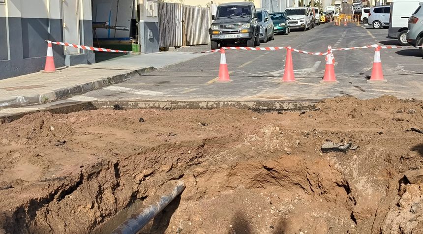 Los vecinos están hartos del dichoso socavón y no entienden qué está pasando
